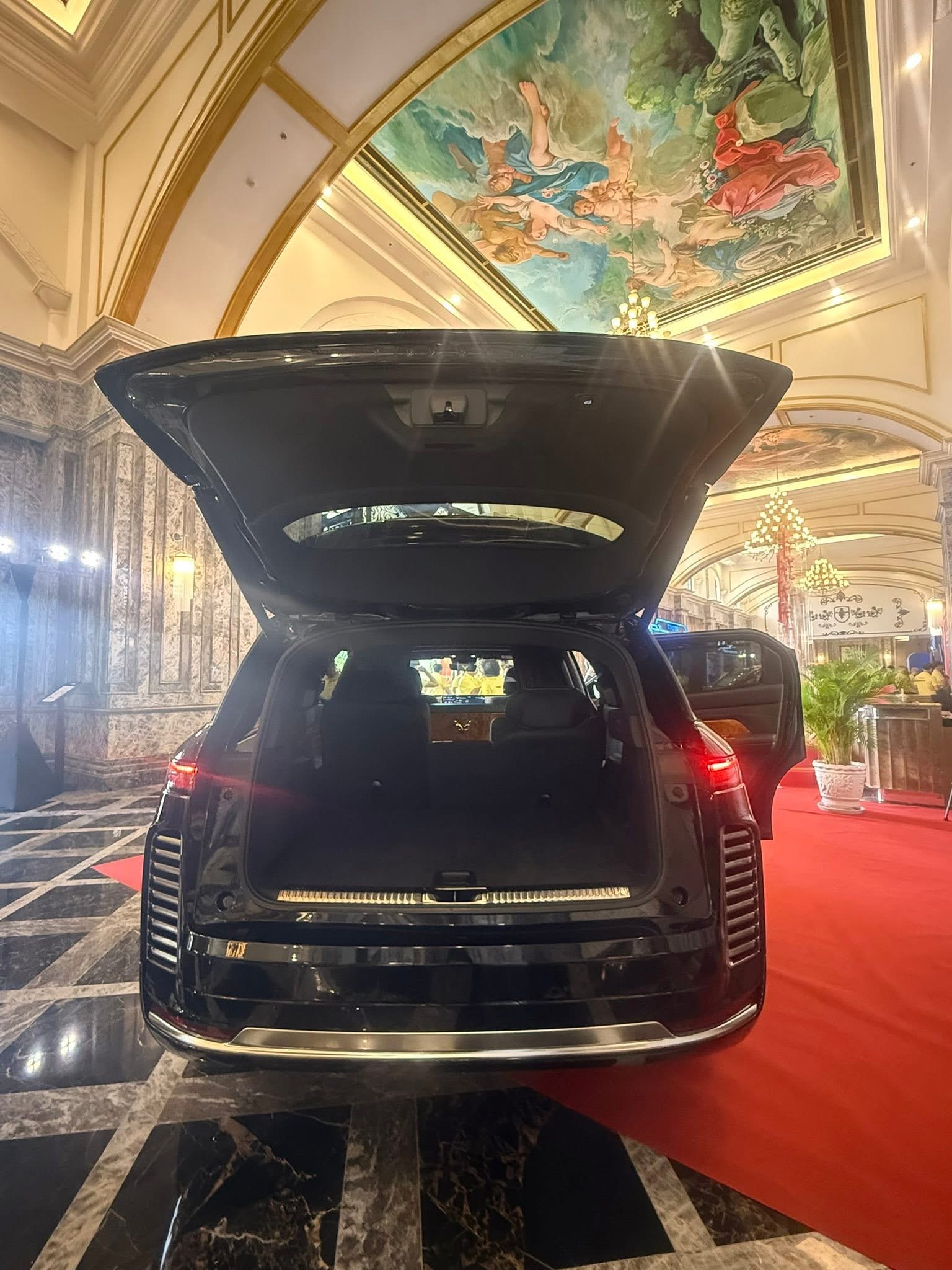 VinFast VF 9 bản đặc biệt cuối cùng cũng lộ diện rõ ràng: Tên gọi khác, vách ngăn riêng biệt, ghế thương gia, dễ chỉ còn 5 chỗ - Ảnh 10.