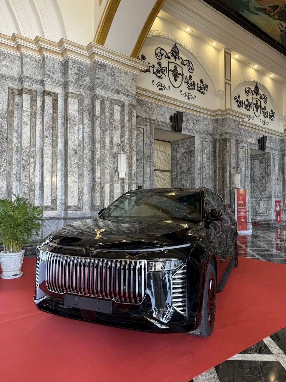 VinFast VF 9 bản đặc biệt cuối cùng cũng lộ diện rõ ràng: Tên gọi khác, vách ngăn riêng biệt, ghế thương gia, dễ chỉ còn 5 chỗ - Ảnh 2.