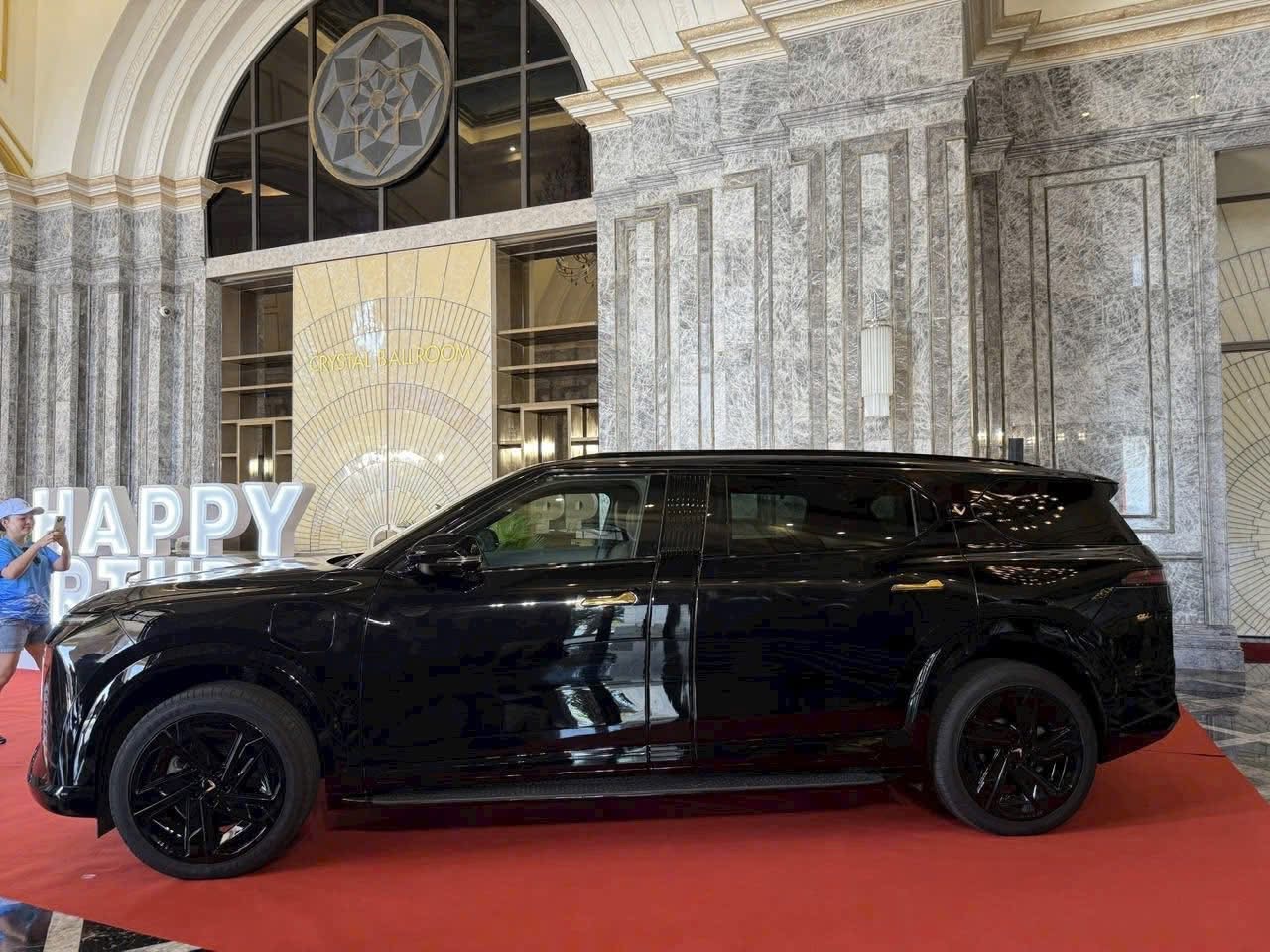 VinFast VF 9 bản đặc biệt cuối cùng cũng lộ diện rõ ràng: Tên gọi khác, vách ngăn riêng biệt, ghế thương gia, dễ chỉ còn 5 chỗ - Ảnh 13.