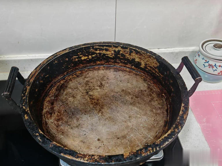 Cả nh&agrave; 3 người c&ugrave;ng mắc ung thư dạ d&agrave;y v&igrave; th&oacute;i quen tiết kiệm nhiều người giữ- Ảnh 1.