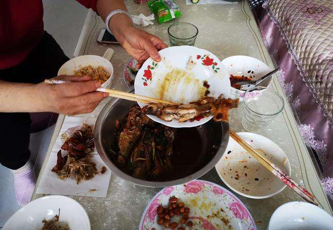 Cả nh&agrave; 3 người c&ugrave;ng mắc ung thư dạ d&agrave;y v&igrave; th&oacute;i quen tiết kiệm nhiều người giữ- Ảnh 2.