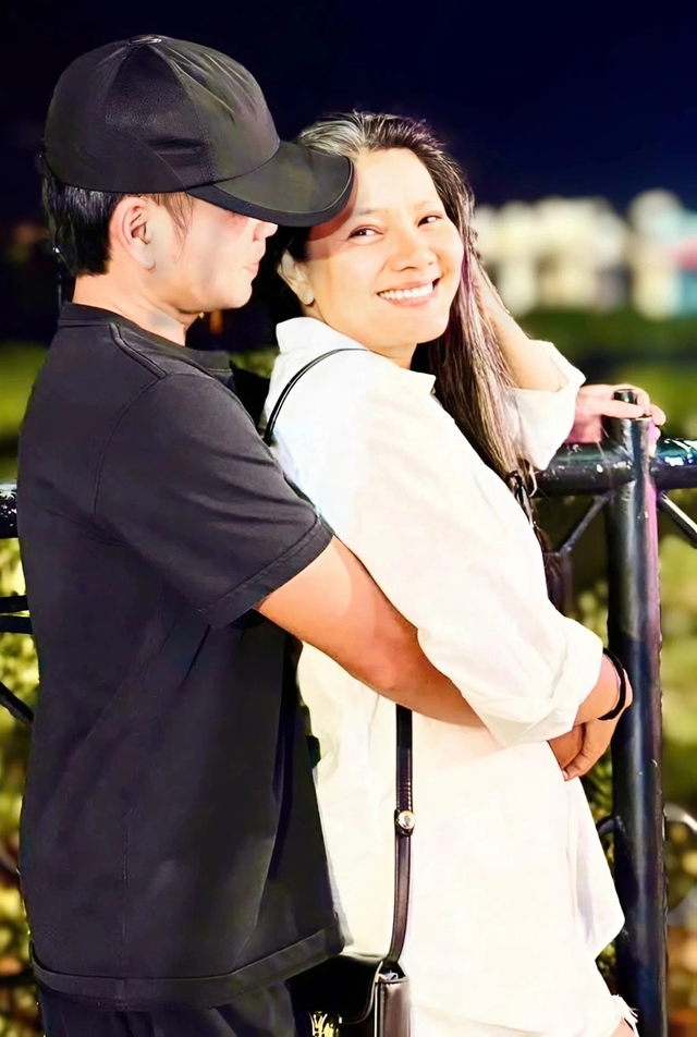 Mẹ đơn thân là nữ hoàng cảnh nóng, U50 vẫn được bạn trai yêu say đắm như tuổi 18 - Ảnh 2.