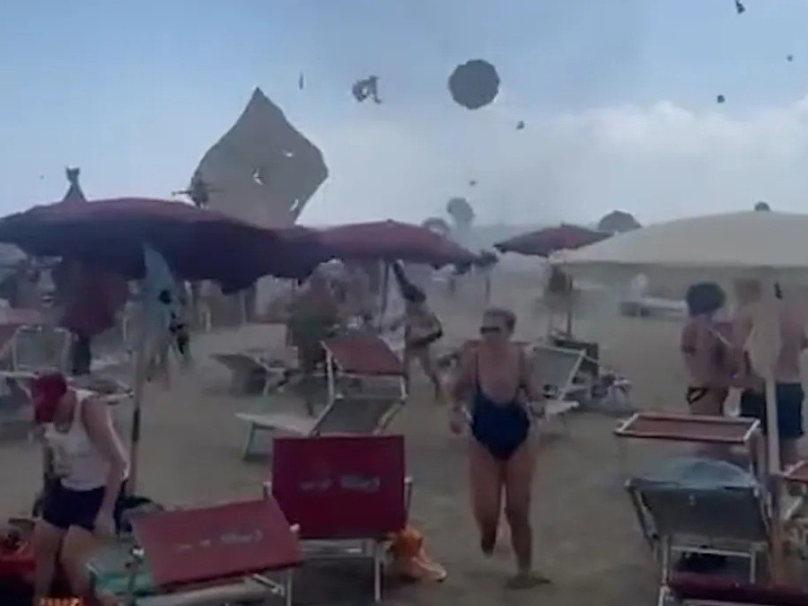 Lốc xóay bất ngờ ập vào bãi biển Maccarese khiến du khách hoảng loạn tháo chạy - Ảnh 1.