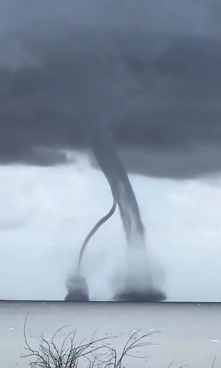 Lốc xóay bất ngờ ập vào bãi biển Maccarese khiến du khách hoảng loạn tháo chạy - Ảnh 2.