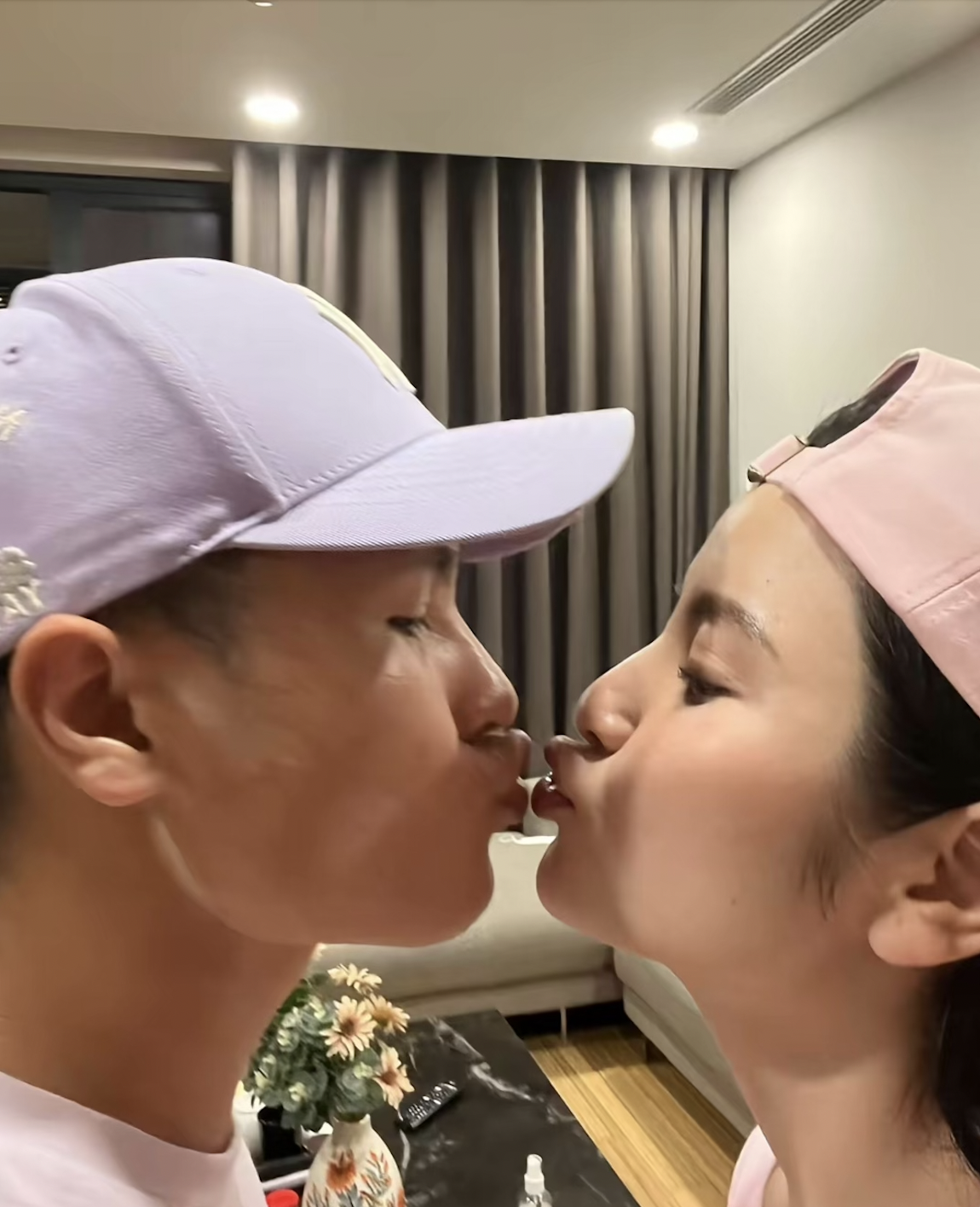 Netizen so s&aacute;nh c&aacute;ch Quang Hải bảo vệ Chu Thanh Huyền với Chủ tịch Vbiz im lặng mặc n&agrave;ng thơ bị toxic suốt 4 năm- Ảnh 7.