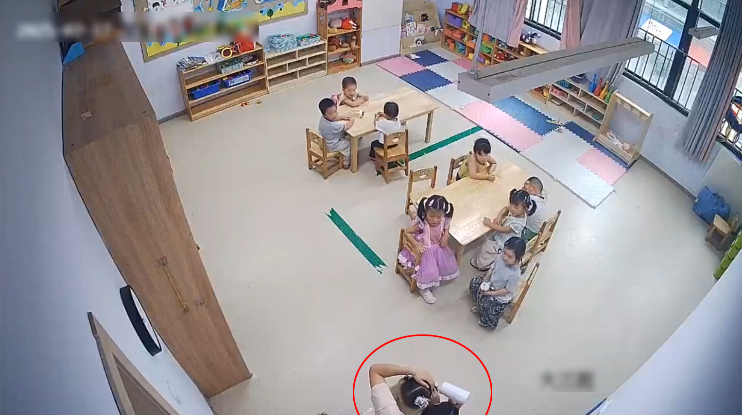 Mẹ bận đi l&agrave;m, check camera lớp mẫu gi&aacute;o con học rồi bật kh&oacute;c khi chứng kiến h&agrave;nh động của gi&aacute;o vi&ecirc;n- Ảnh 1.