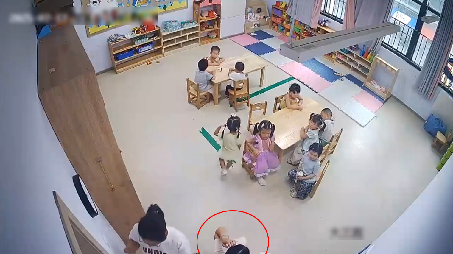 Mẹ bận đi l&agrave;m, check camera lớp mẫu gi&aacute;o con học rồi bật kh&oacute;c khi chứng kiến h&agrave;nh động của gi&aacute;o vi&ecirc;n- Ảnh 2.