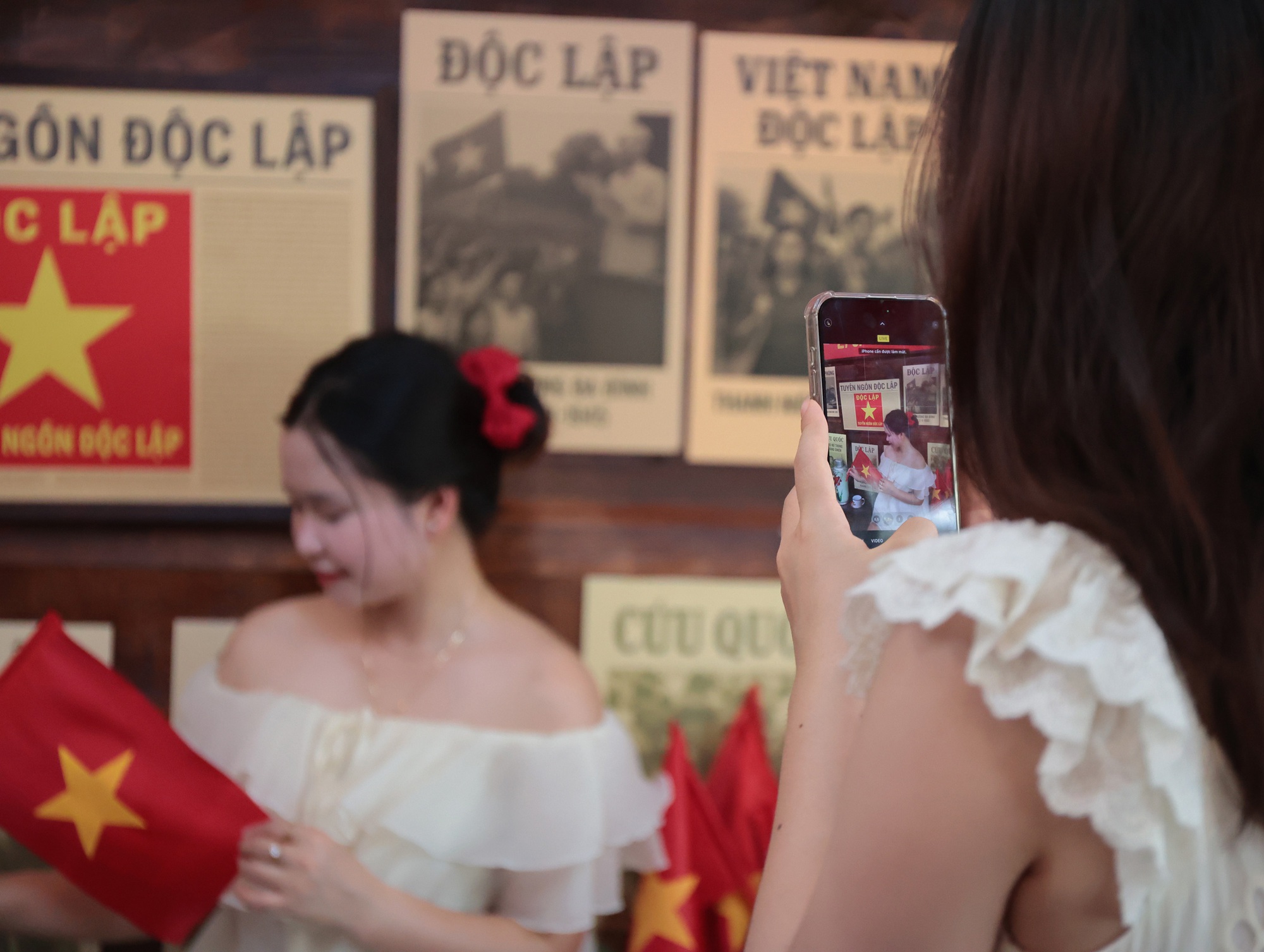 Hà Nội rực rỡ chào mừng Quốc khánh 2 / 9 với quán cà phê mang đậm dấu ấn lịch sử - Ảnh 7.