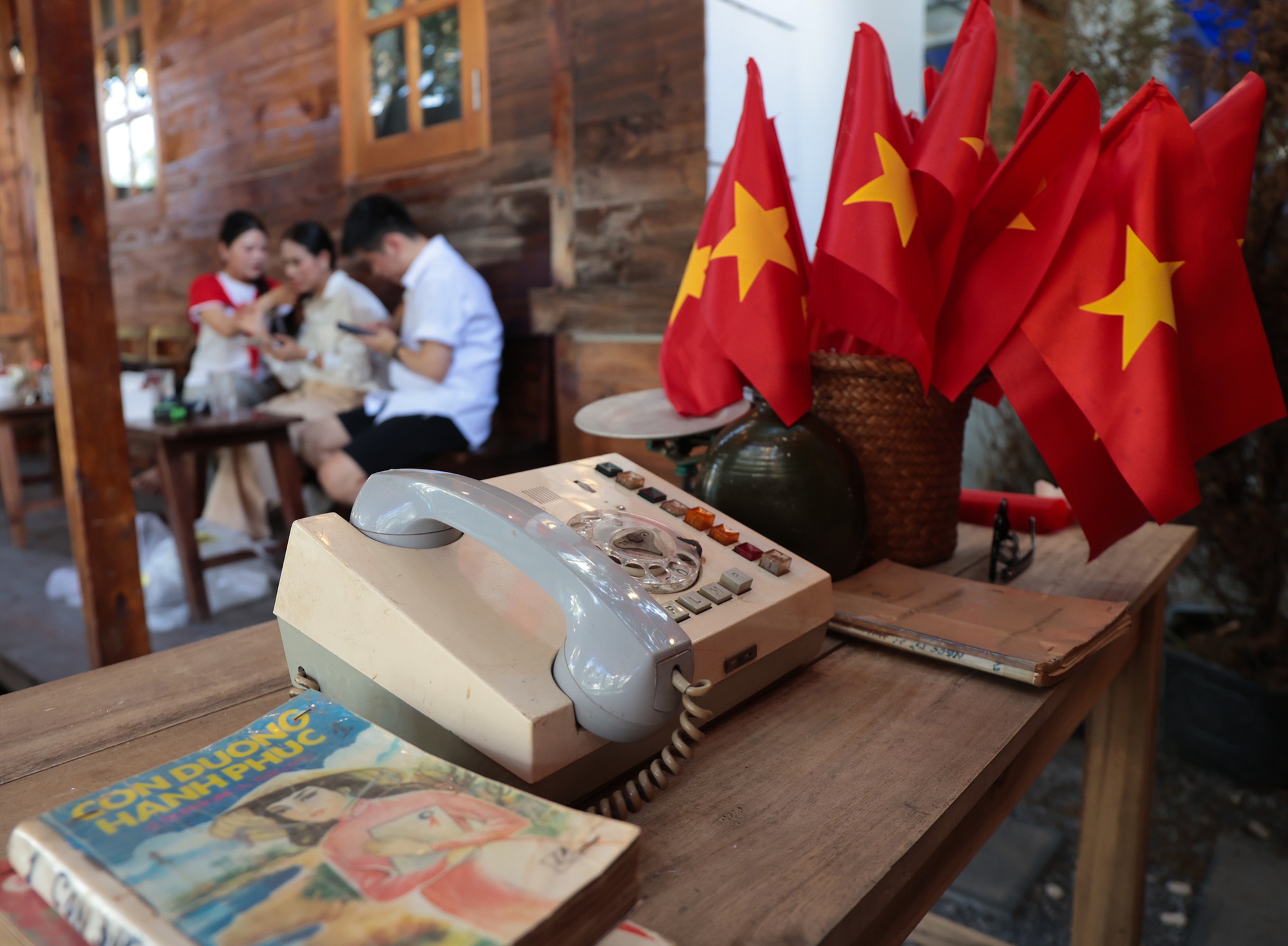 Hà Nội rực rỡ chào mừng Quốc khánh 2 / 9 với quán cà phê mang đậm dấu ấn lịch sử - Ảnh 9.