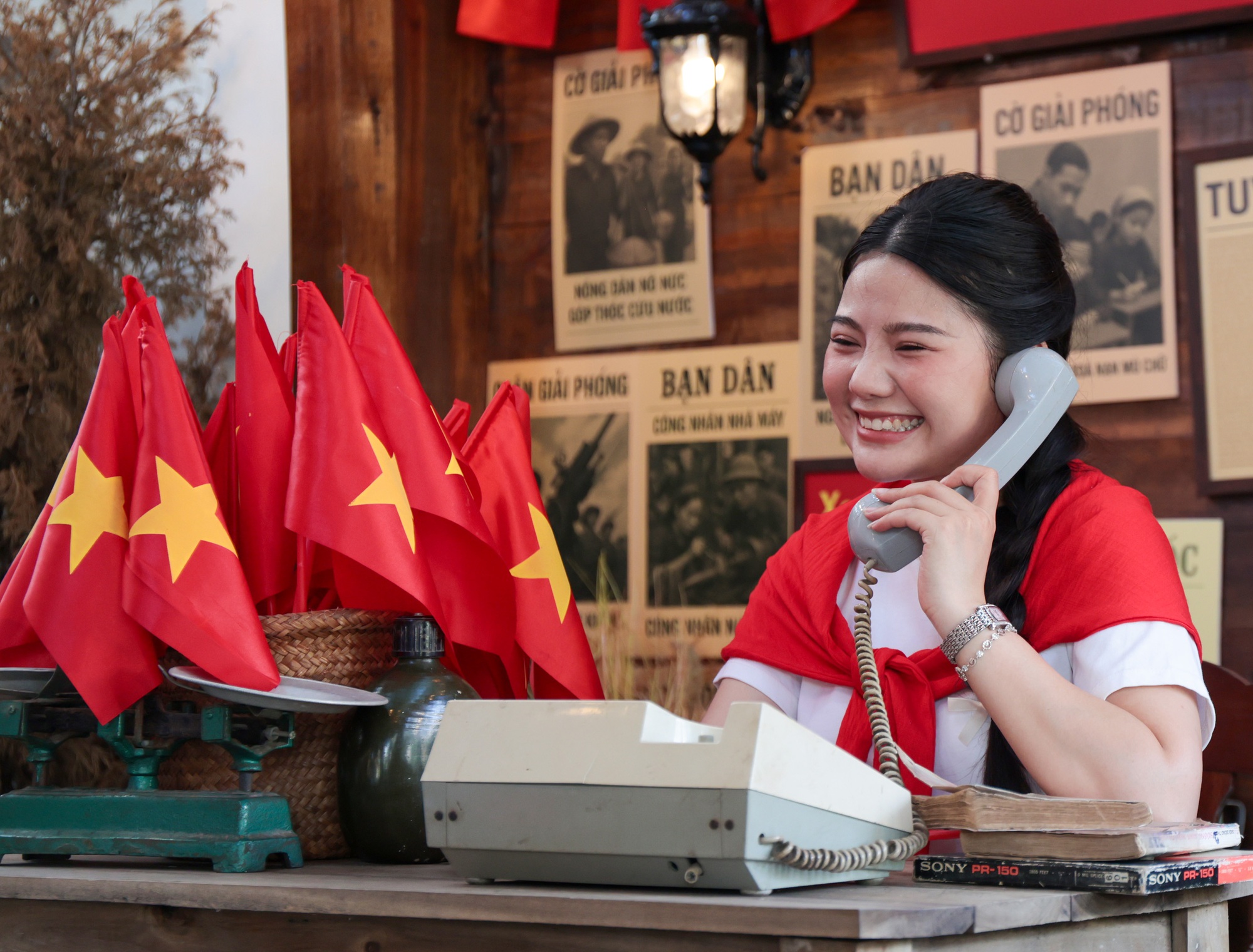 Hà Nội rực rỡ chào mừng Quốc khánh 2 / 9 với quán cà phê mang đậm dấu ấn lịch sử - Ảnh 8.