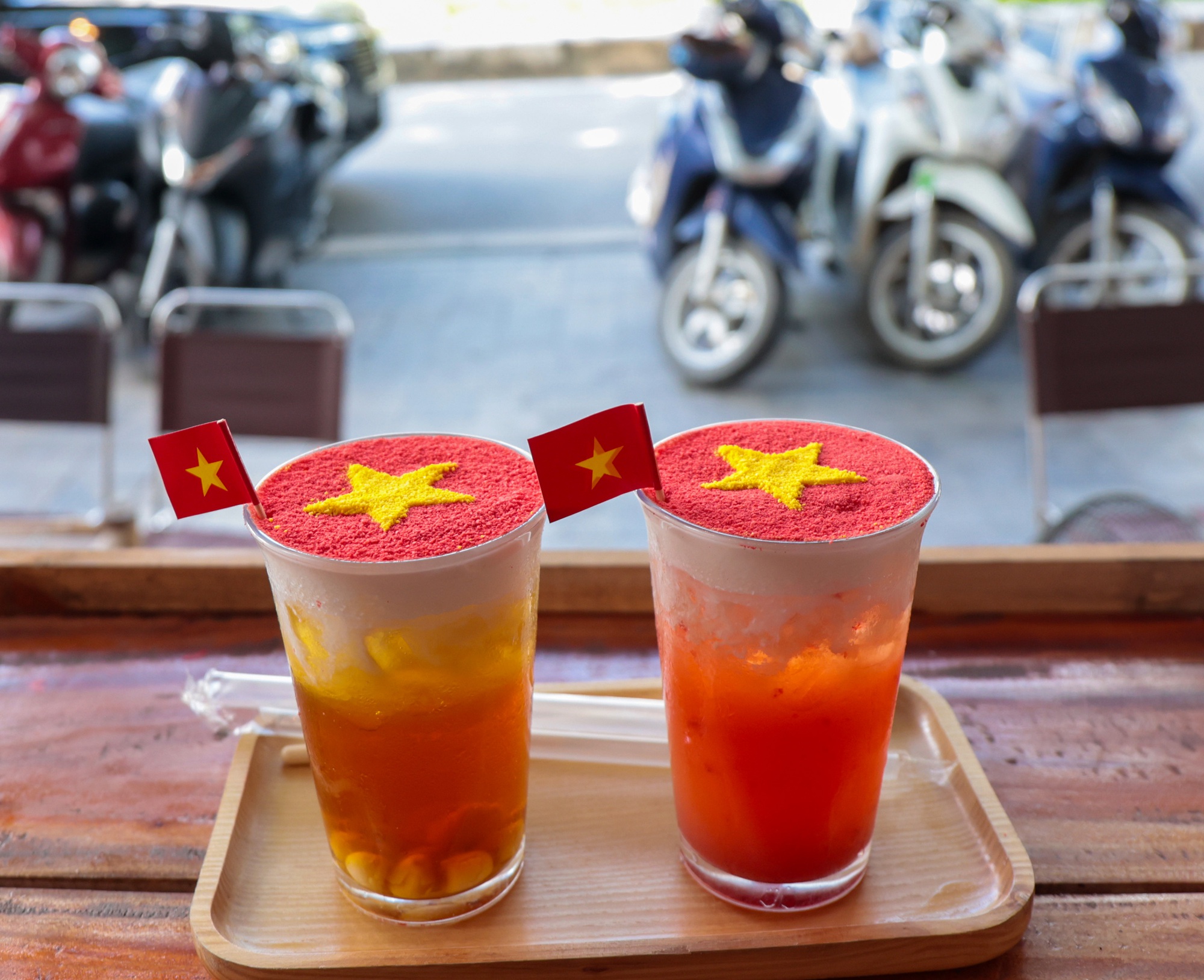 Hà Nội rực rỡ chào mừng Quốc khánh 2 / 9 với quán cà phê mang đậm dấu ấn lịch sử - Ảnh 12.