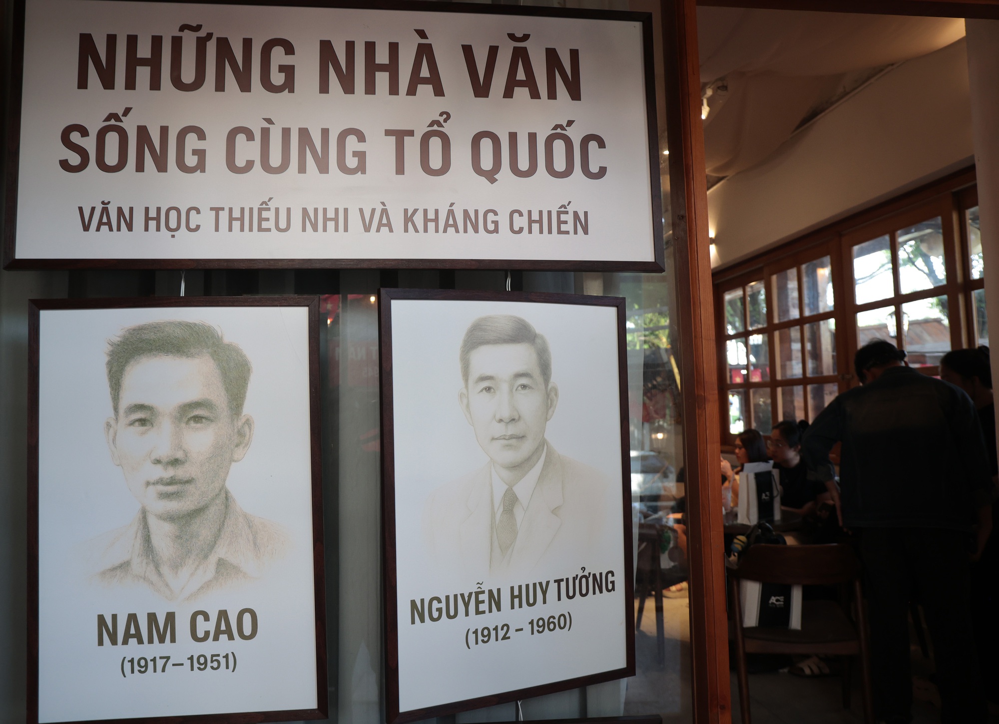 Hà Nội rực rỡ chào mừng Quốc khánh 2 / 9 với quán cà phê mang đậm dấu ấn lịch sử - Ảnh 13.