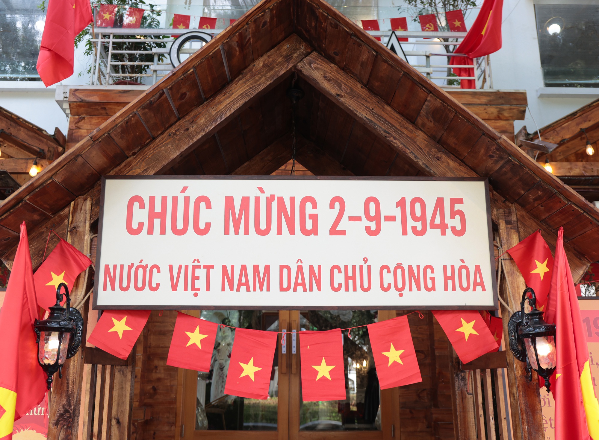 Hà Nội rực rỡ chào mừng Quốc khánh 2 / 9 với quán cà phê mang đậm dấu ấn lịch sử - Ảnh 10.