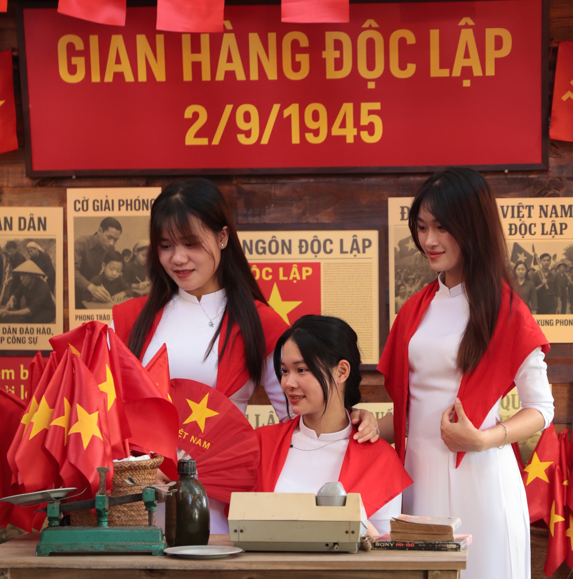 Hà Nội rực rỡ chào mừng Quốc khánh 2 / 9 với quán cà phê mang đậm dấu ấn lịch sử - Ảnh 6.