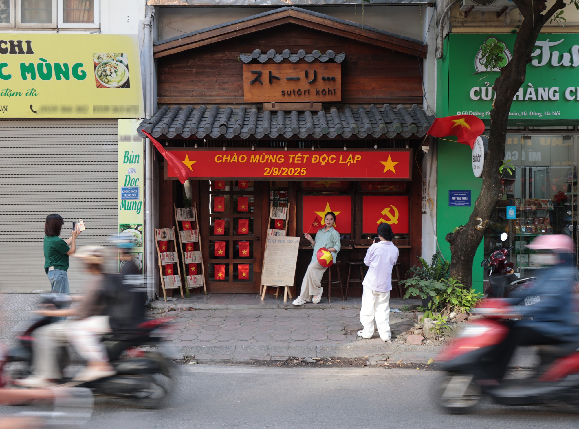Hà Nội rực rỡ chào mừng Quốc khánh 2 / 9 với quán cà phê mang đậm dấu ấn lịch sử - Ảnh 22.