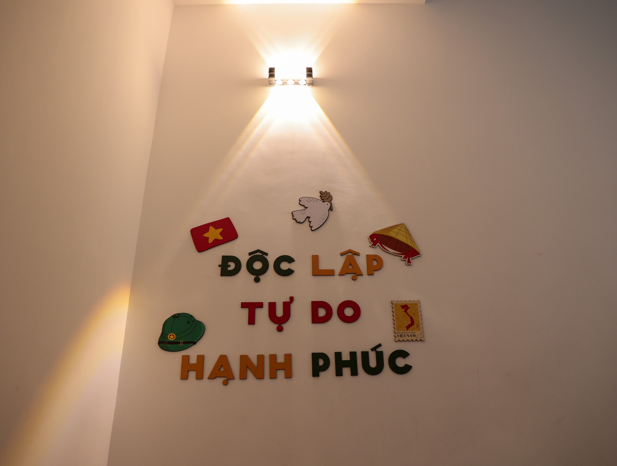 Hà Nội rực rỡ chào mừng Quốc khánh 2 / 9 với quán cà phê mang đậm dấu ấn lịch sử - Ảnh 20.