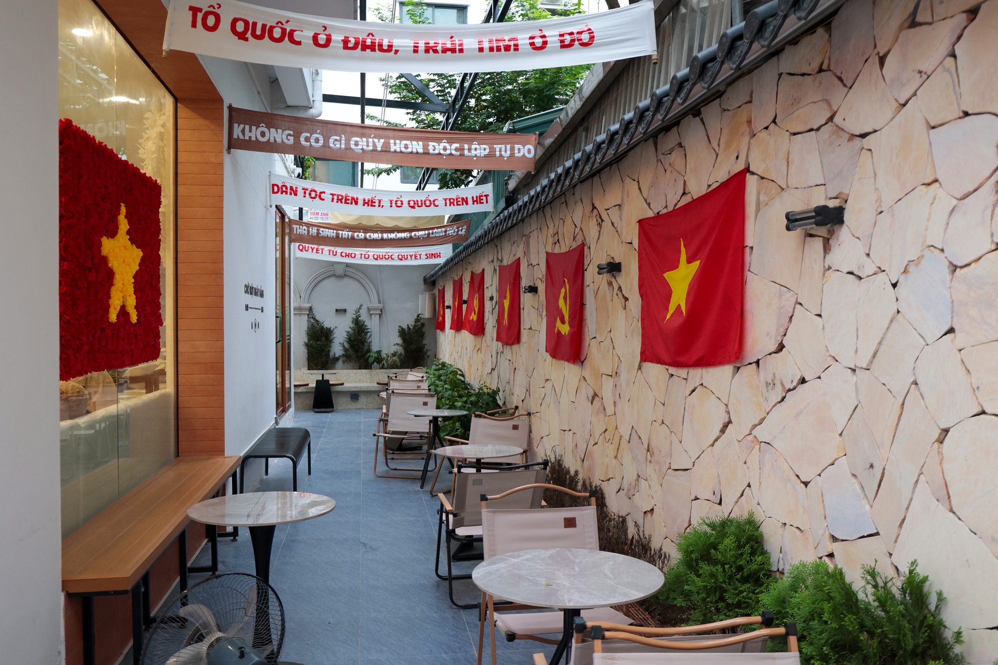 Hà Nội rực rỡ chào mừng Quốc khánh 2 / 9 với quán cà phê mang đậm dấu ấn lịch sử - Ảnh 15.