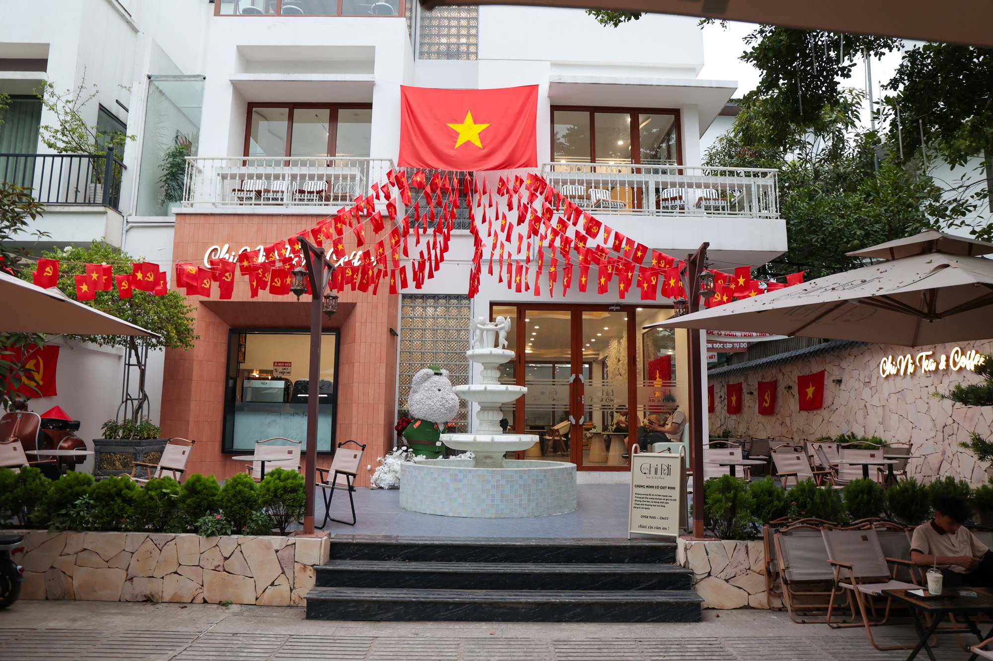 Hà Nội rực rỡ chào mừng Quốc khánh 2 / 9 với quán cà phê mang đậm dấu ấn lịch sử - Ảnh 14.