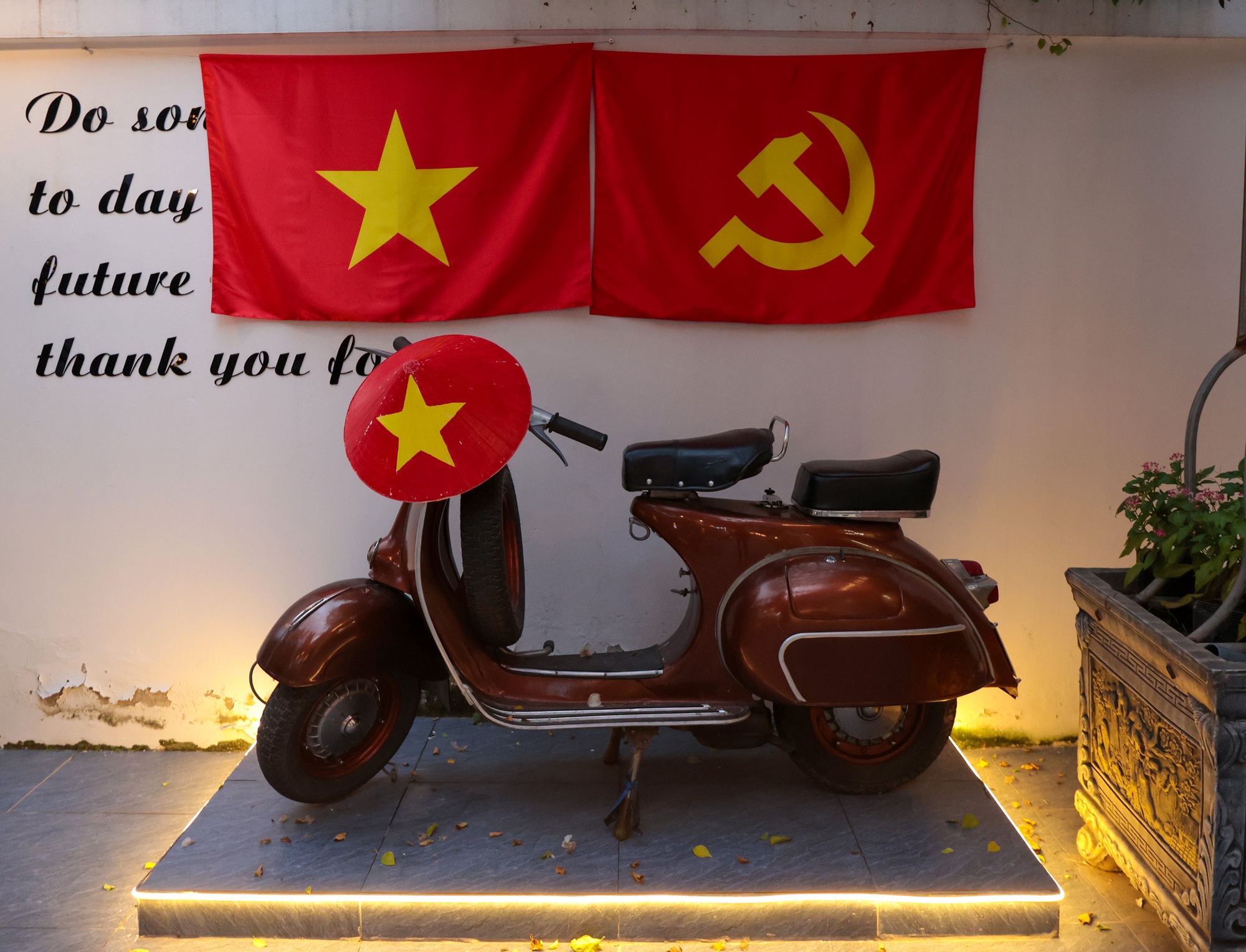 Hà Nội rực rỡ chào mừng Quốc khánh 2 / 9 với quán cà phê mang đậm dấu ấn lịch sử - Ảnh 16.