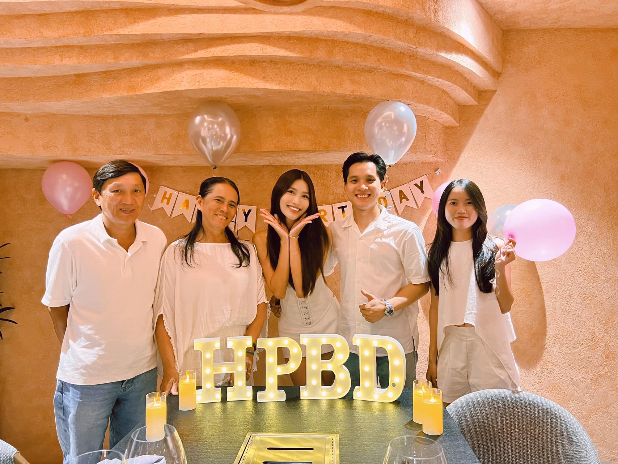 Chồng sắp cưới của Á hậu Chế Nguyễn Quỳnh Châu: Doanh nhân kín tiếng, visual và gia thế "không phải dạng vừa" - Ảnh 9.