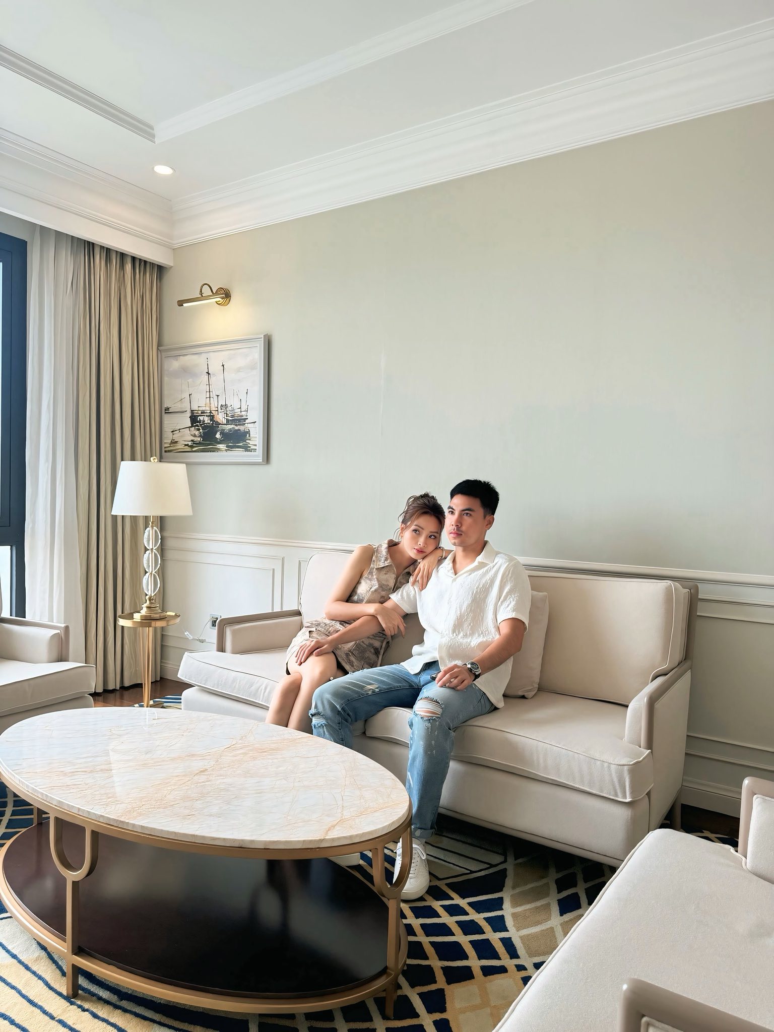 MC Huyền Trang Mù Tạt tay trong tay với cầu thủ nổi tiếng đi du lịch, loạt ảnh "tình bể bình" gây sốt - Ảnh 2.