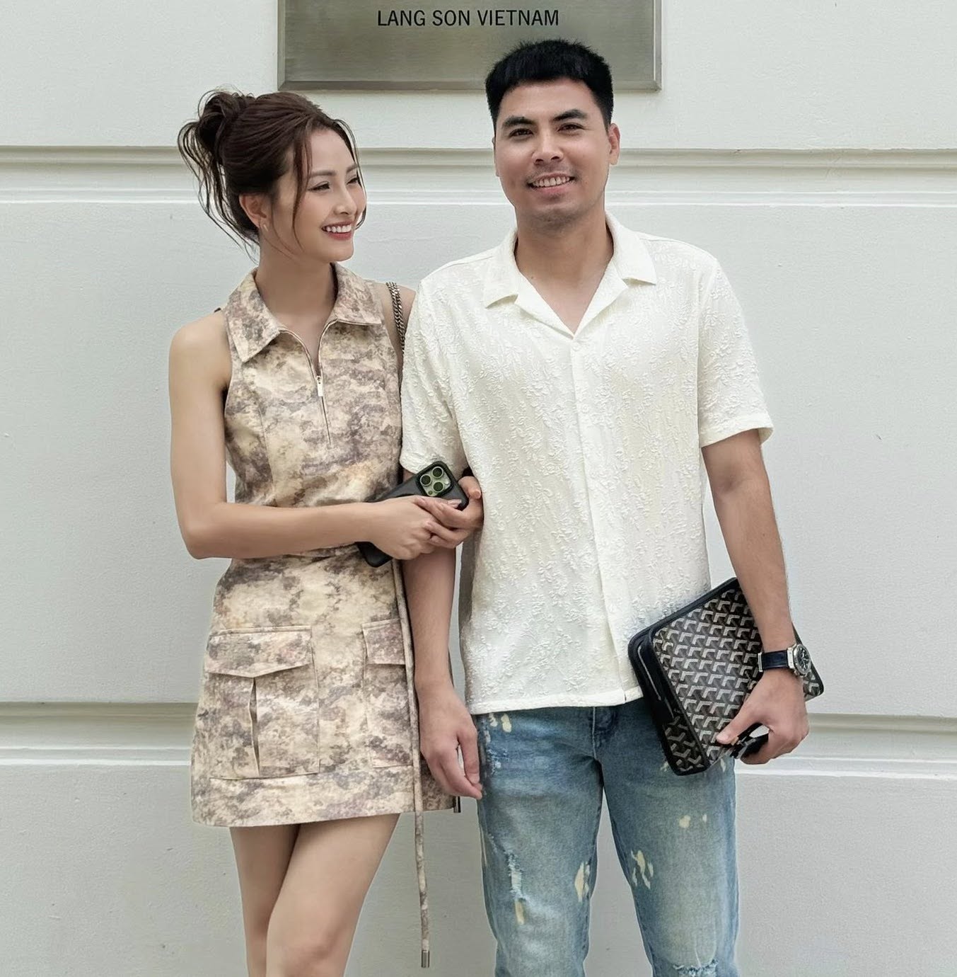 MC Huyền Trang Mù Tạt tay trong tay với cầu thủ nổi tiếng đi du lịch, loạt ảnh "tình bể bình" gây sốt - Ảnh 1.