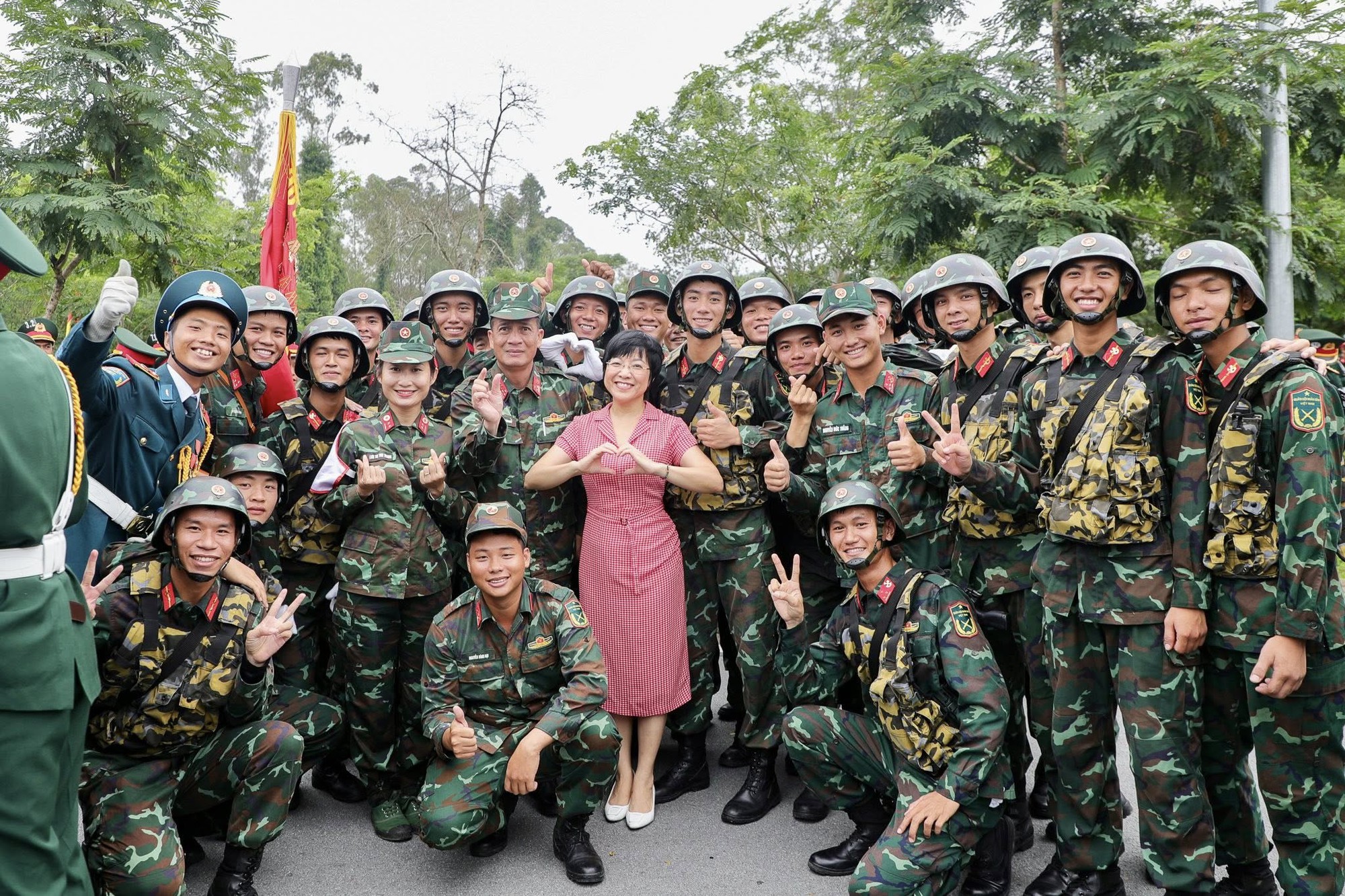 MC Thảo Vân khui trúng "sít rịt" khi đứng giữa dàn chiến sĩ 1m8 đang tập luyện A80 - Ảnh 1.