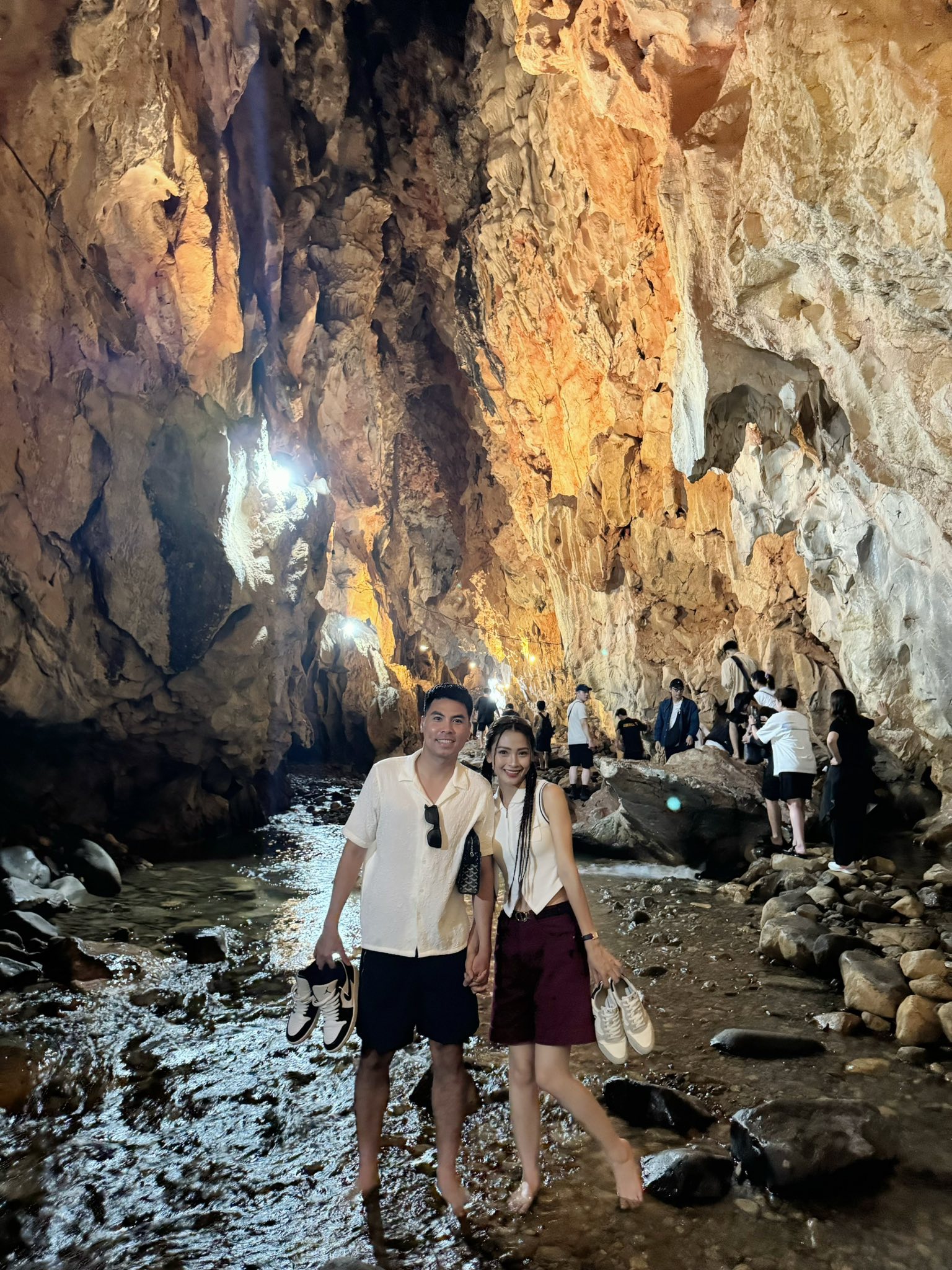 MC Huyền Trang Mù Tạt tay trong tay với cầu thủ nổi tiếng đi du lịch, loạt ảnh "tình bể bình" gây sốt - Ảnh 3.