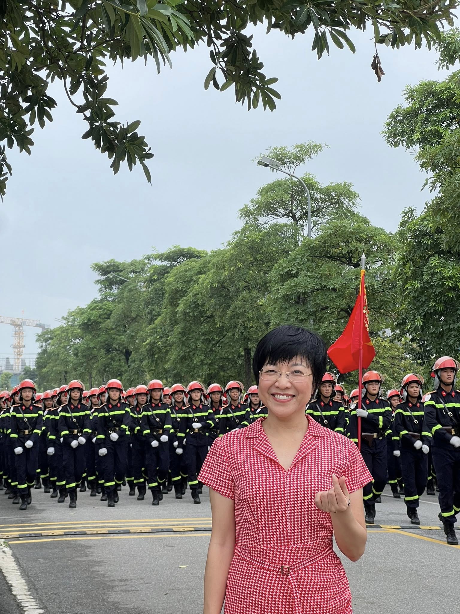 MC Thảo Vân khui trúng "sít rịt" khi đứng giữa dàn chiến sĩ 1m8 đang tập luyện A80 - Ảnh 9.
