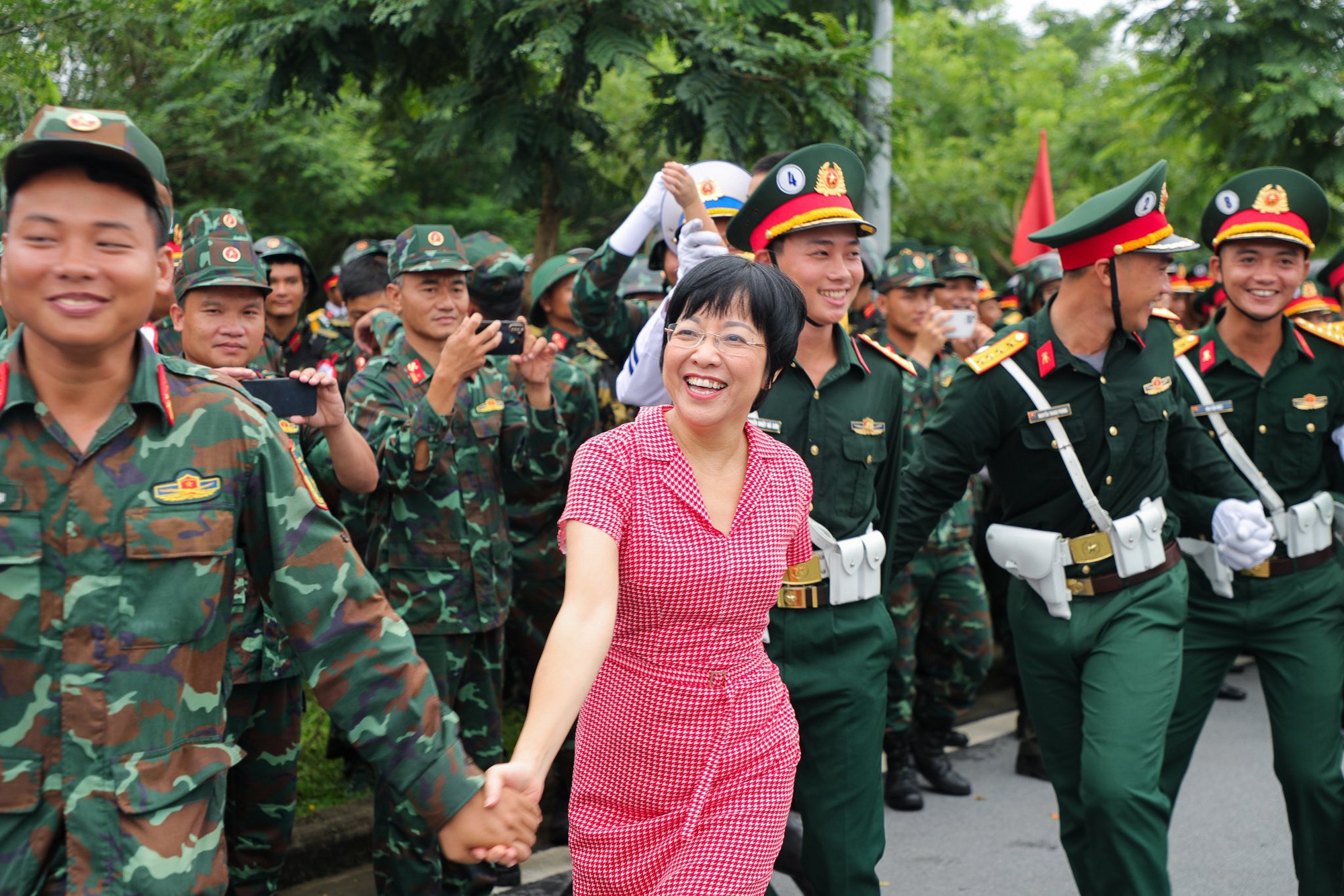 MC Thảo Vân khui trúng "sít rịt" khi đứng giữa dàn chiến sĩ 1m8 đang tập luyện A80 - Ảnh 5.