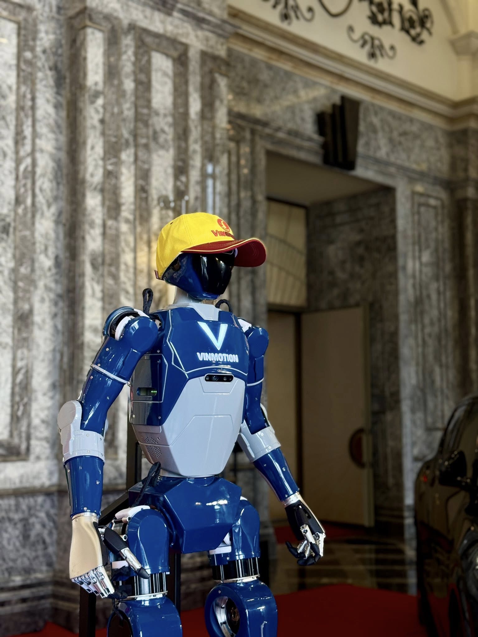 Lộ hình ảnh robot hình người 'Made in Vietnam' của tỷ phú Phạm Nhật Vượng xuất hiện thực tế, nhảy chào mừng sinh nhật Tập đoàn Vingroup - Ảnh 2.