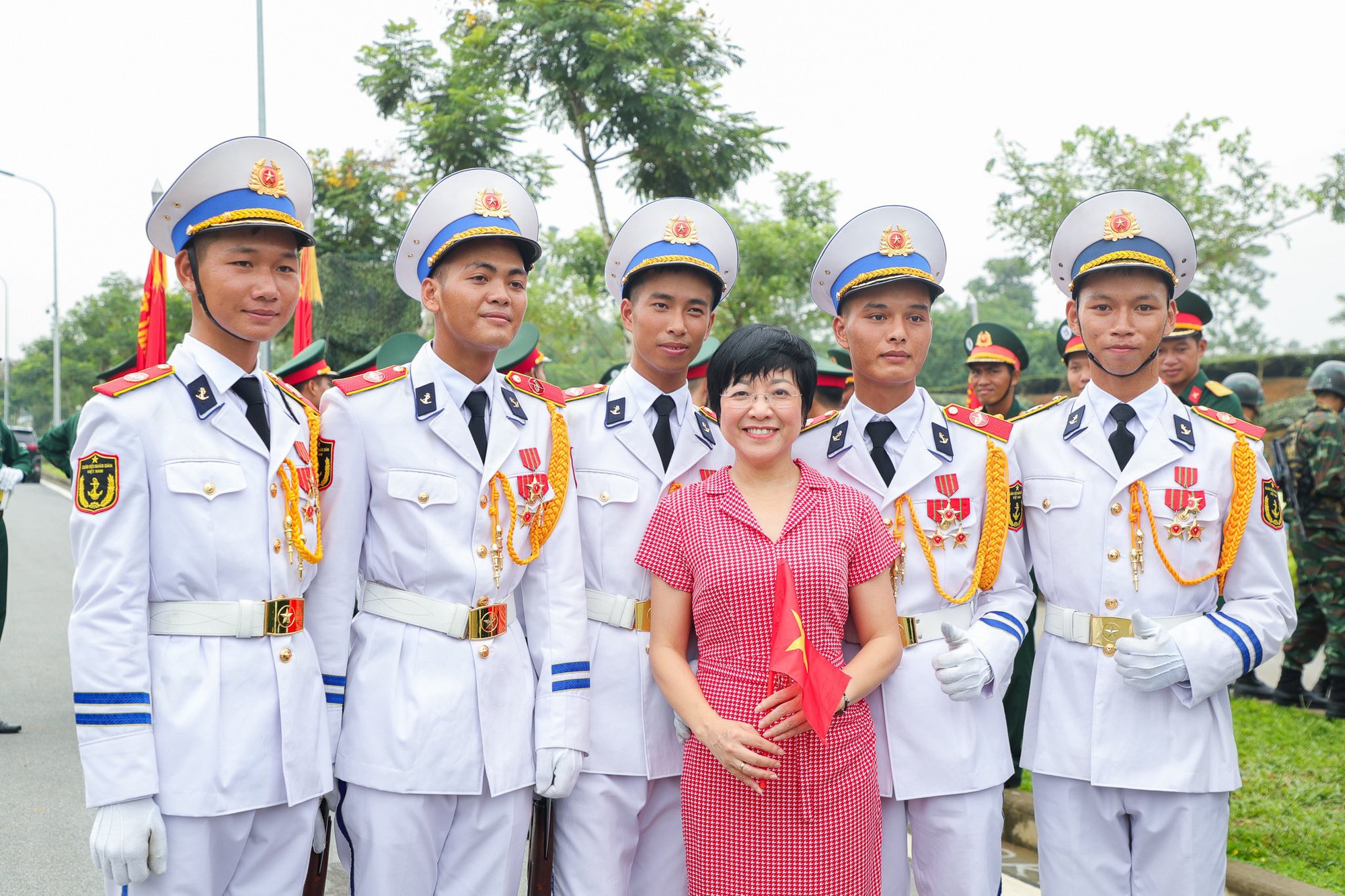 MC Thảo Vân khui trúng "sít rịt" khi đứng giữa dàn chiến sĩ 1m8 đang tập luyện A80 - Ảnh 2.