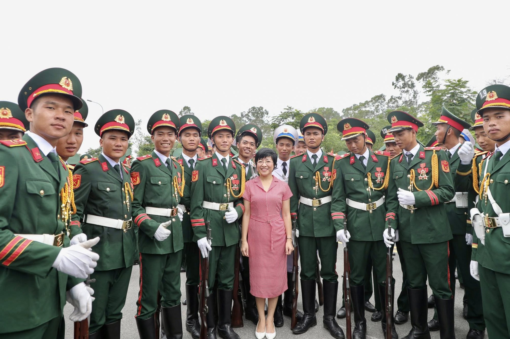 MC Thảo Vân khui trúng "sít rịt" khi đứng giữa dàn chiến sĩ 1m8 đang tập luyện A80 - Ảnh 7.