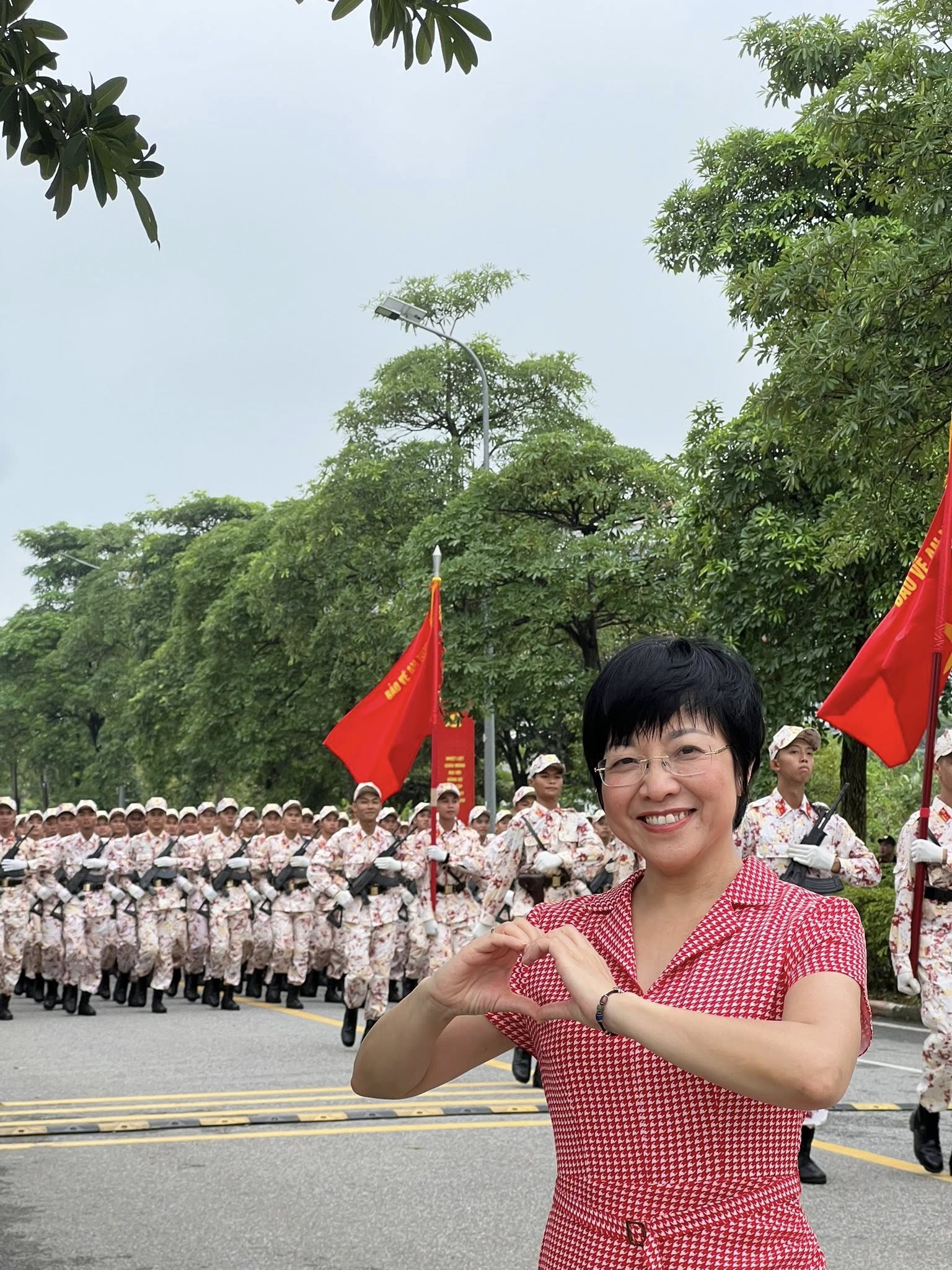 MC Thảo Vân khui trúng "sít rịt" khi đứng giữa dàn chiến sĩ 1m8 đang tập luyện A80 - Ảnh 8.