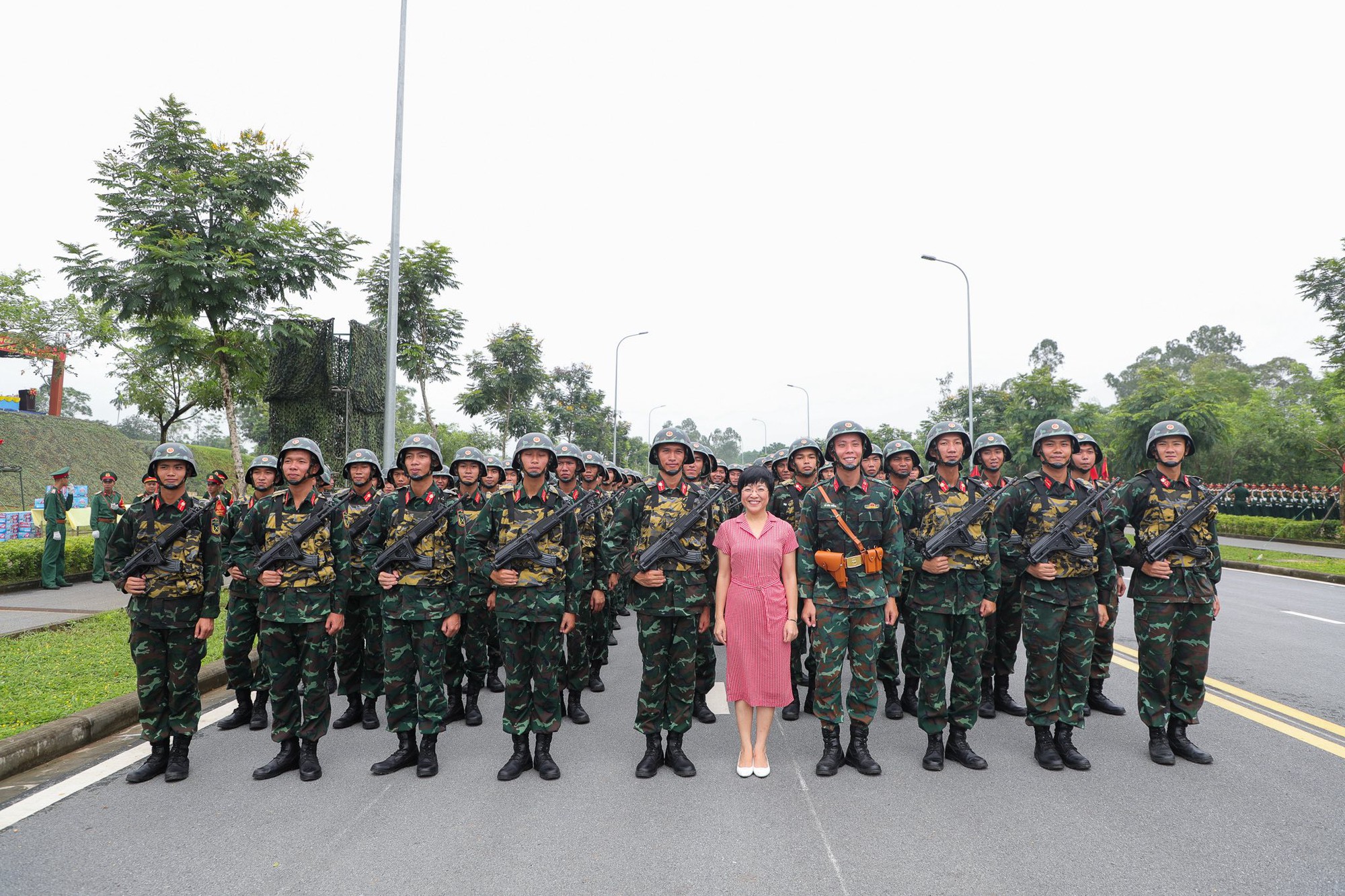 MC Thảo Vân khui trúng "sít rịt" khi đứng giữa dàn chiến sĩ 1m8 đang tập luyện A80 - Ảnh 6.