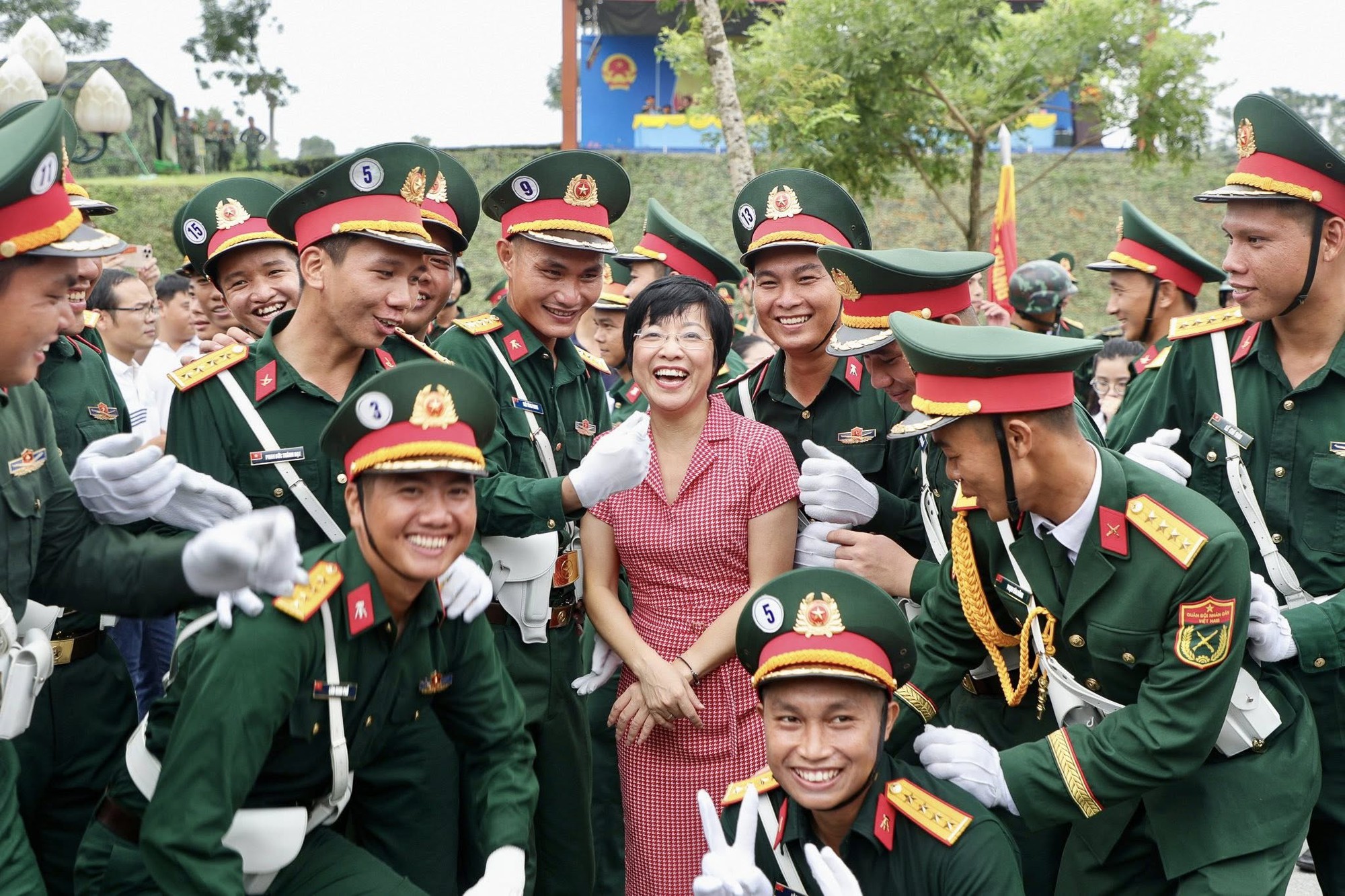 MC Thảo Vân khui trúng "sít rịt" khi đứng giữa dàn chiến sĩ 1m8 đang tập luyện A80 - Ảnh 3.