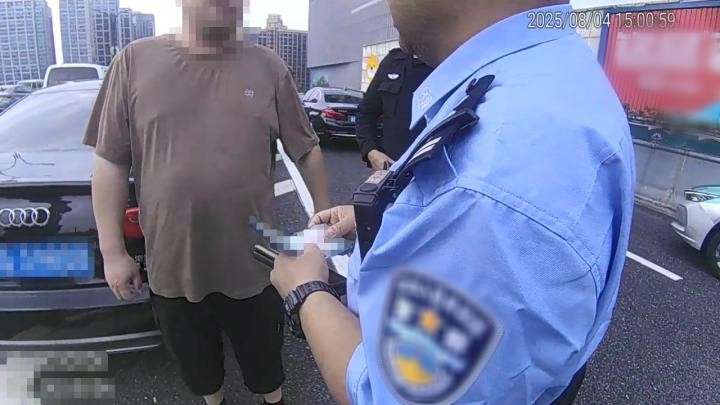 Cảnh s&aacute;t chặn xe &ocirc; t&ocirc;, ph&aacute;t hiện hơn 440 triệu đồng trong vụ lừa đảo - Ảnh 1.