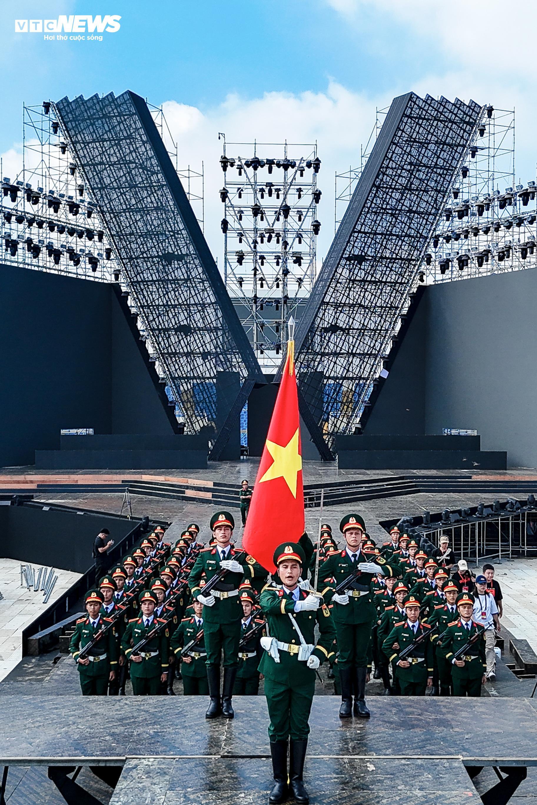 68 Quân nhân duyệt binh tại Nga luyện tập cho đêm nhạc ' Tổ quốc trong tim ' - Ảnh 2.