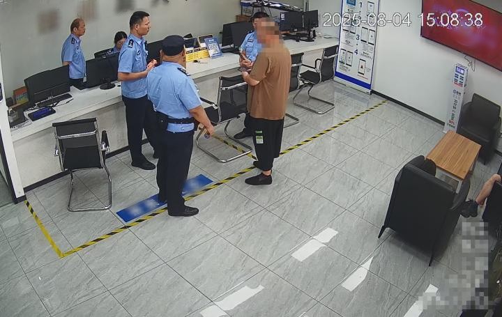 Cảnh s&aacute;t chặn xe &ocirc; t&ocirc;, ph&aacute;t hiện hơn 440 triệu đồng trong vụ lừa đảo - Ảnh 2.