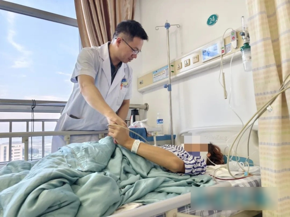 Nam sinh 19 tuổi bỗng liệt nửa người, su&yacute;t t&agrave;n phế suốt đời v&igrave; 1 th&oacute;i quen nhiều người l&agrave;m h&agrave;ng ng&agrave;y- Ảnh 1.