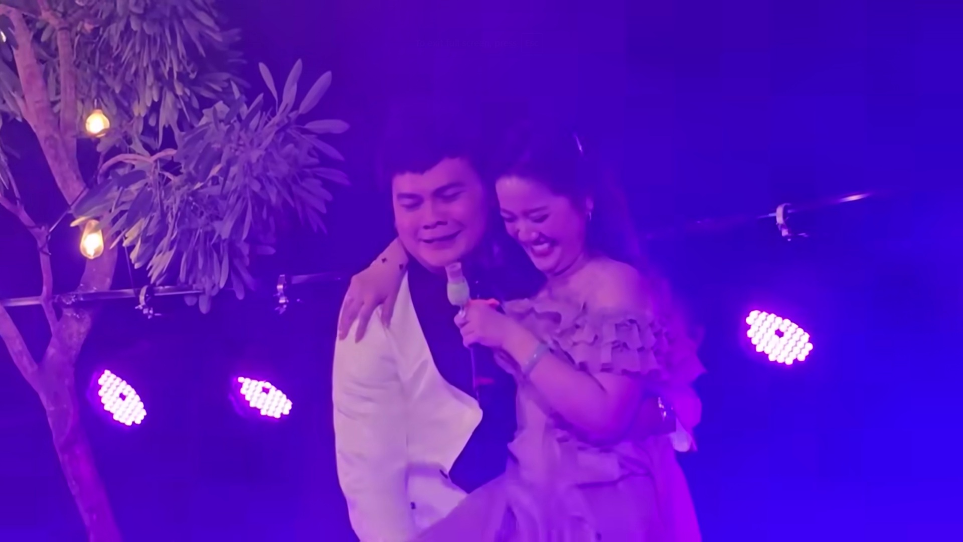 Con gái nuôi cố nghệ sĩ Vũ Linh được một nam NSƯT bế trên sân khấu, ai cũng la lớn- Ảnh 2.