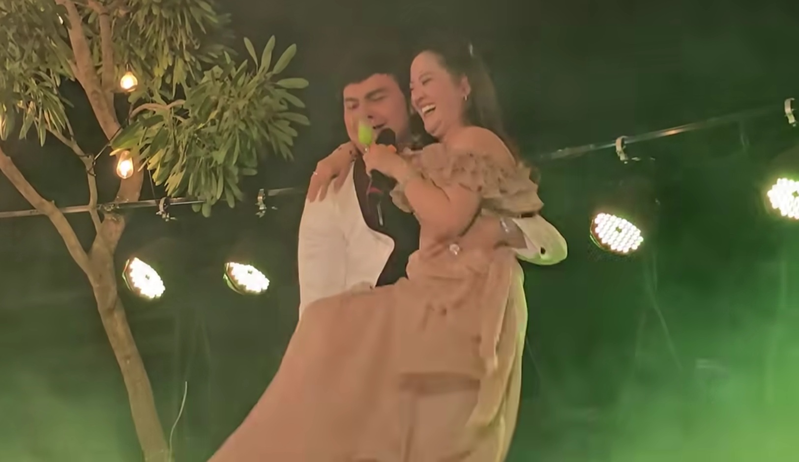 Con gái nuôi cố nghệ sĩ Vũ Linh được một nam NSƯT bế trên sân khấu, ai cũng la lớn- Ảnh 1.