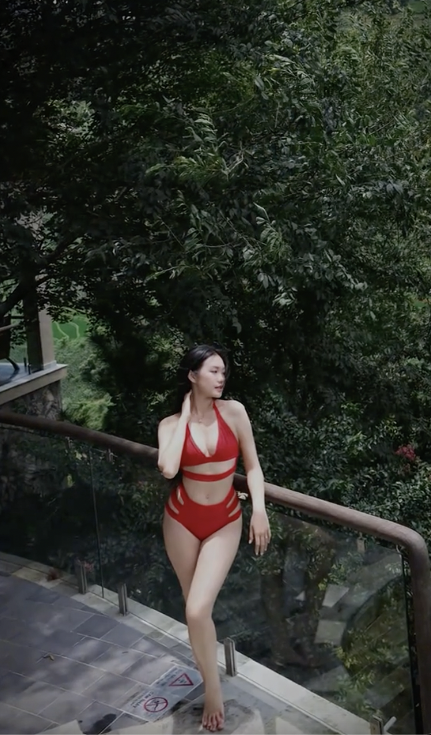 Vợ Đoàn Văn Hậu tung ảnh bikini nóng bỏng, khoe vóc dáng "đồng hồ cát" sau 1 năm "giấu nhẹm" vì sinh con - Ảnh 1. Vợ Đoàn Văn Hậu tung ảnh bikini nóng bỏng, khoe vóc dáng "đồng hồ cát" sau 1 năm "giấu nhẹm" vì sinh con - Ảnh 1.