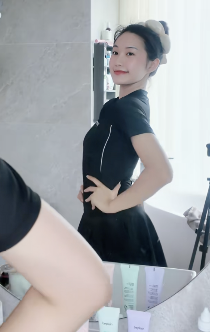Vợ Đoàn Văn Hậu tung ảnh bikini nóng bỏng, khoe vóc dáng "đồng hồ cát" sau 1 năm "giấu nhẹm" vì sinh con - Ảnh 8. Vợ Đoàn Văn Hậu tung ảnh bikini nóng bỏng, khoe vóc dáng "đồng hồ cát" sau 1 năm "giấu nhẹm" vì sinh con - Ảnh 8.