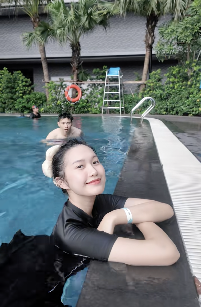 Vợ Đoàn Văn Hậu tung ảnh bikini nóng bỏng, khoe vóc dáng "đồng hồ cát" sau 1 năm "giấu nhẹm" vì sinh con - Ảnh 7. Vợ Đoàn Văn Hậu tung ảnh bikini nóng bỏng, khoe vóc dáng "đồng hồ cát" sau 1 năm "giấu nhẹm" vì sinh con - Ảnh 7.