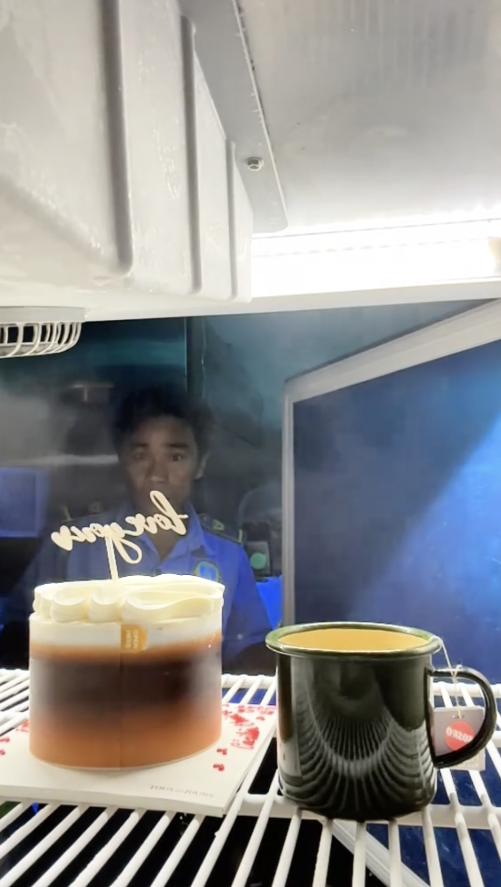 Trend ấm l&ograve;ng nhất hiện nay: Nh&acirc;n vi&ecirc;n h&agrave;ng qu&aacute;n đồng loạt "lừa" ch&uacute; bảo vệ để l&agrave;m h&agrave;nh động n&agrave;y - Ảnh 5.