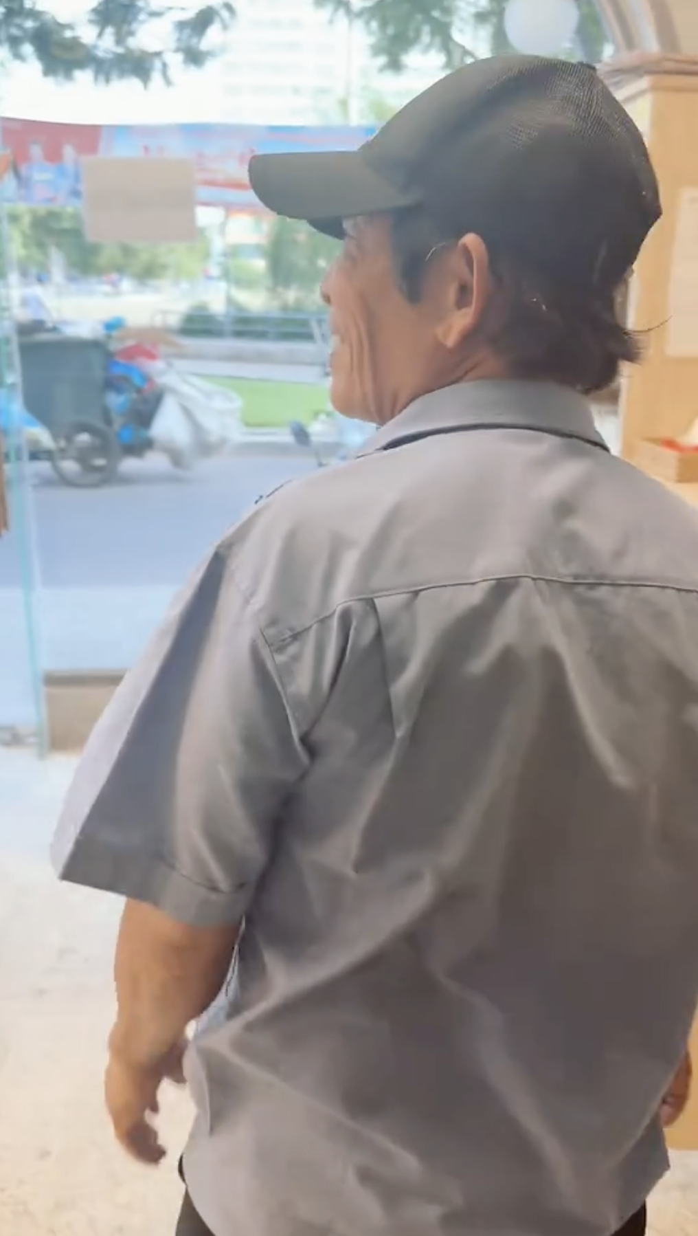 Trend ấm l&ograve;ng nhất hiện nay: Nh&acirc;n vi&ecirc;n h&agrave;ng qu&aacute;n đồng loạt "lừa" ch&uacute; bảo vệ để l&agrave;m h&agrave;nh động n&agrave;y - Ảnh 8.