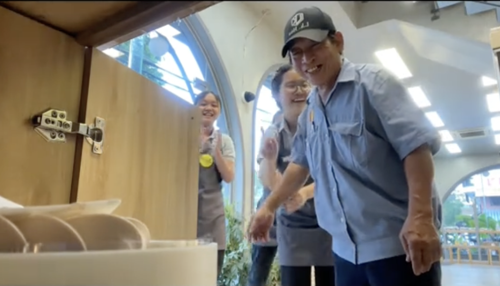 Trend ấm l&ograve;ng nhất hiện nay: Nh&acirc;n vi&ecirc;n h&agrave;ng qu&aacute;n đồng loạt "lừa" ch&uacute; bảo vệ để l&agrave;m h&agrave;nh động n&agrave;y - Ảnh 2.