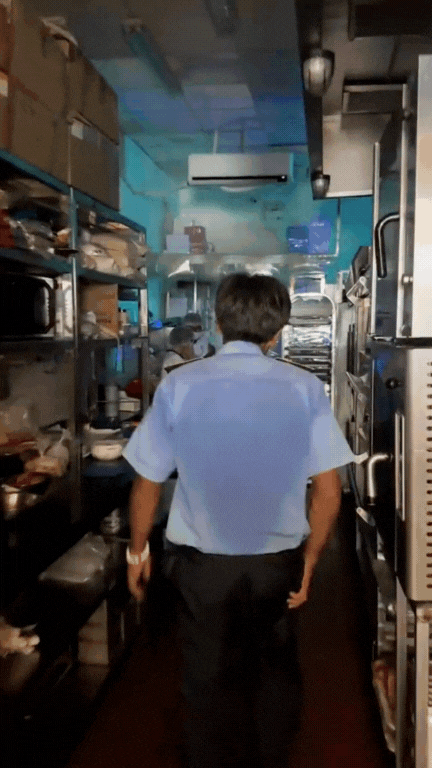 Trend ấm l&ograve;ng nhất hiện nay: Nh&acirc;n vi&ecirc;n h&agrave;ng qu&aacute;n đồng loạt "lừa" ch&uacute; bảo vệ để l&agrave;m h&agrave;nh động n&agrave;y - Ảnh 10.