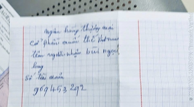 Cụ bà 76 tuổi mang 1 mẩu giấy và 100 triệu đồng tiền tiết kiệm đến ngân hàng để chuyển khoản: Nhân viên Agribank lập tức liên hệ công an đến làm việc - Ảnh 2.